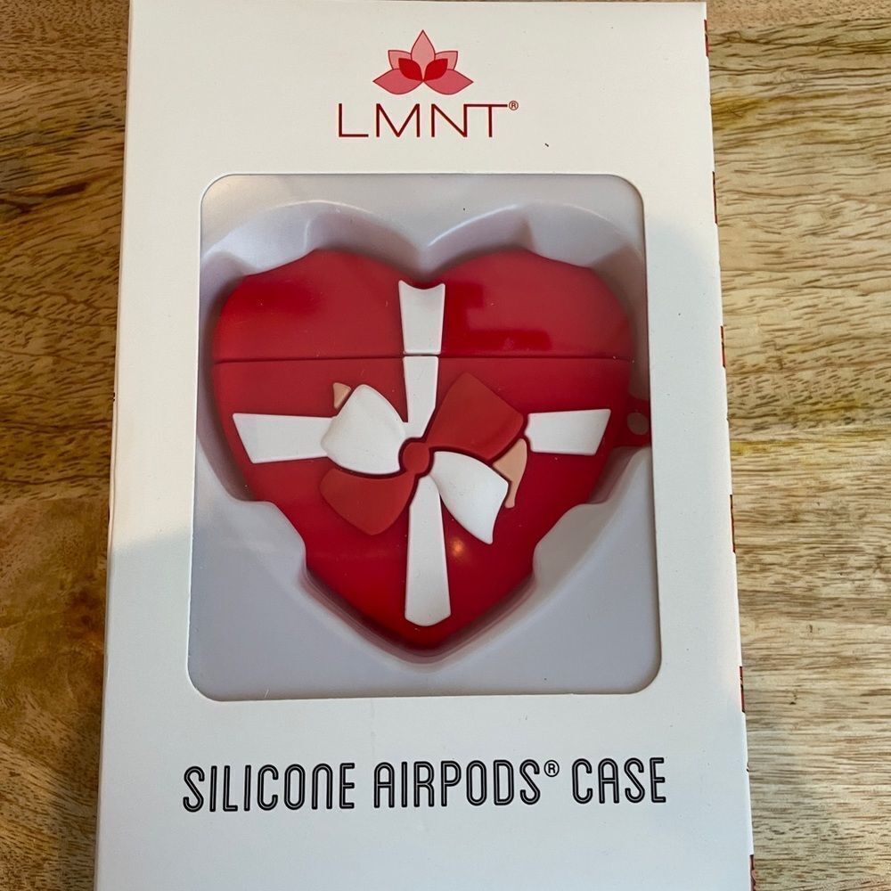New lmnt HEART SHAPED GIFT SILICONE AIRPODS CASE NWT